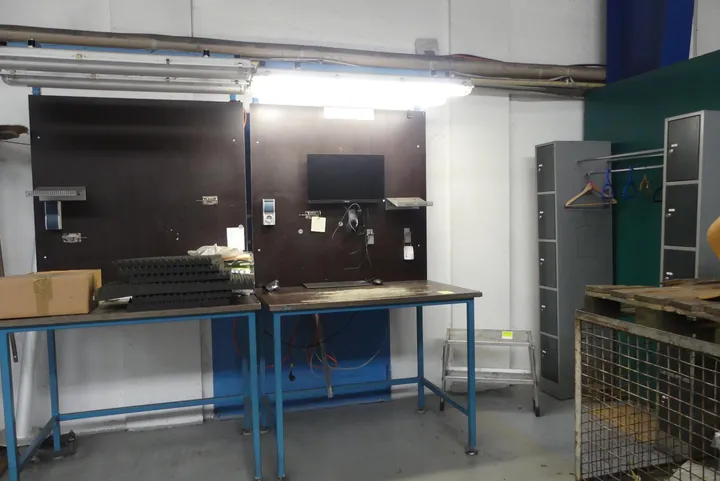 2x Montagetisch, ohne Inhalt Maße in cm je ca. 123 x 80 x 230